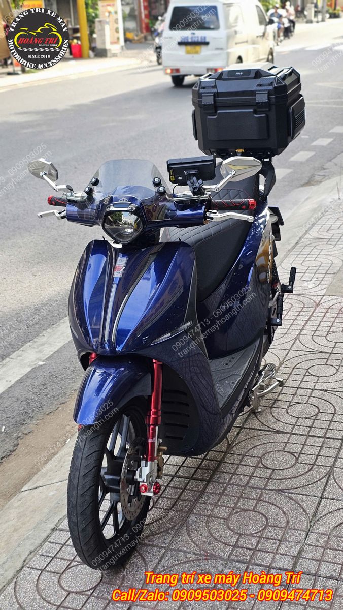 Góc nhìn phía trước cho thấy thùng RA9 vẫn giữ cân đối tổng thể trên Datbike Quantum S1