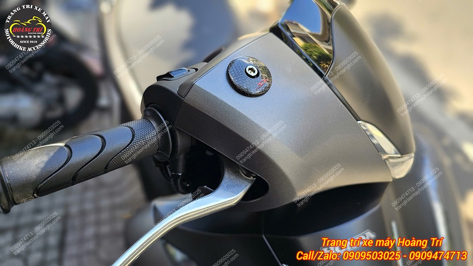 Cận cảnh chụp nắp kính hậu carbon đã lắp đặt tạo điểm nhấn tinh tế cho SH