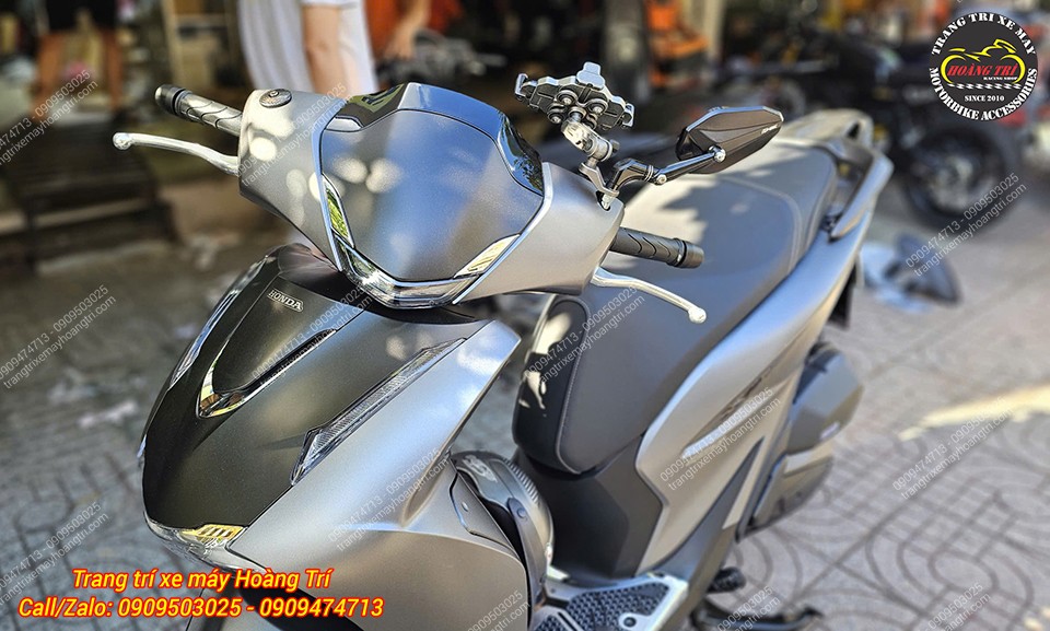 Tổng thể Honda SH thêm phần mạnh mẽ nhờ trang bị kính hậu H2C MT V2