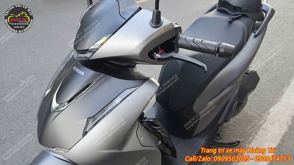 Đồng bộ hơn với tông đen của tay thắng Racing Boy E2 trên dàn đầu xe Sh