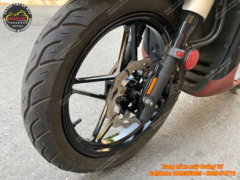 Cận cảnh bánh trước SH Mode 2017 với mâm X1R kiểu dáng ngôi sao thu hút