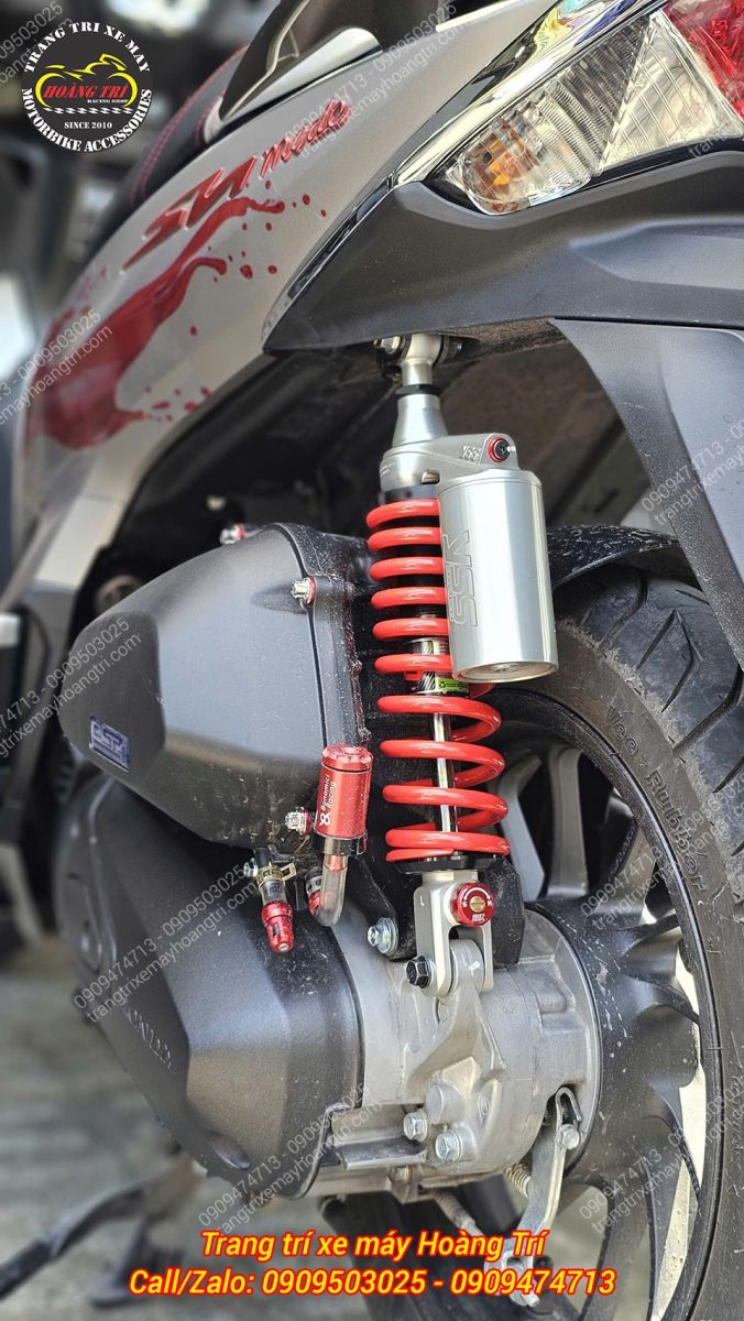 Phuộc YSS G-Sport với bình dầu màu bạc mang đến hiệu quả nhún êm ái hơn cho SH Mode