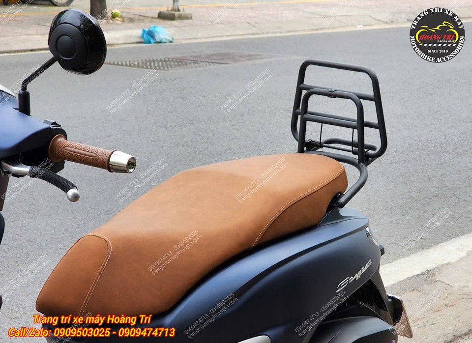 Góc nghiêng thể hiện baga sau sơn tĩnh điện hài hòa với tổng thể xe