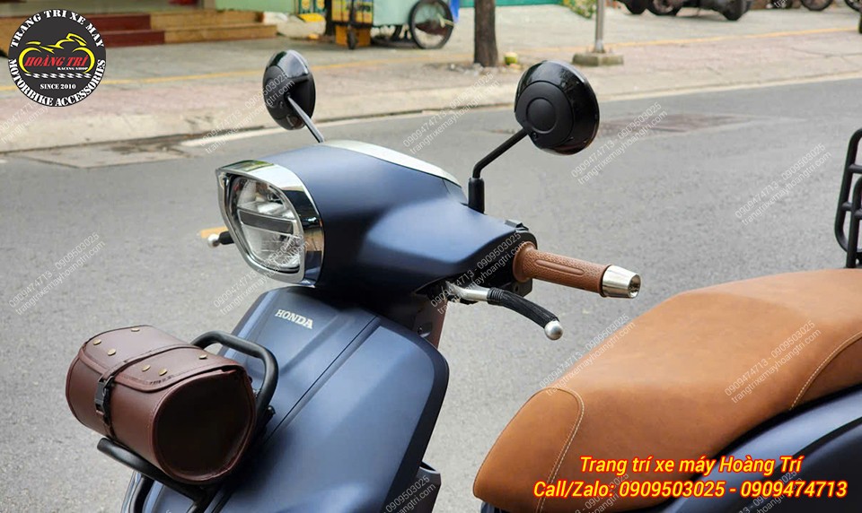 Honda Stylo 160 nổi bật với baga trước kiểu Vespa và túi treo cổ điển