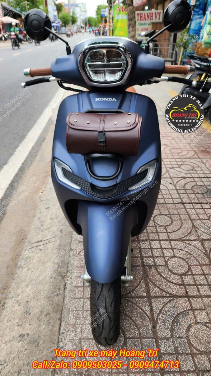 Trực diện mặt nạ Stylo 160 thu hút cùng baga trước, túi da và kính hậu tròn
