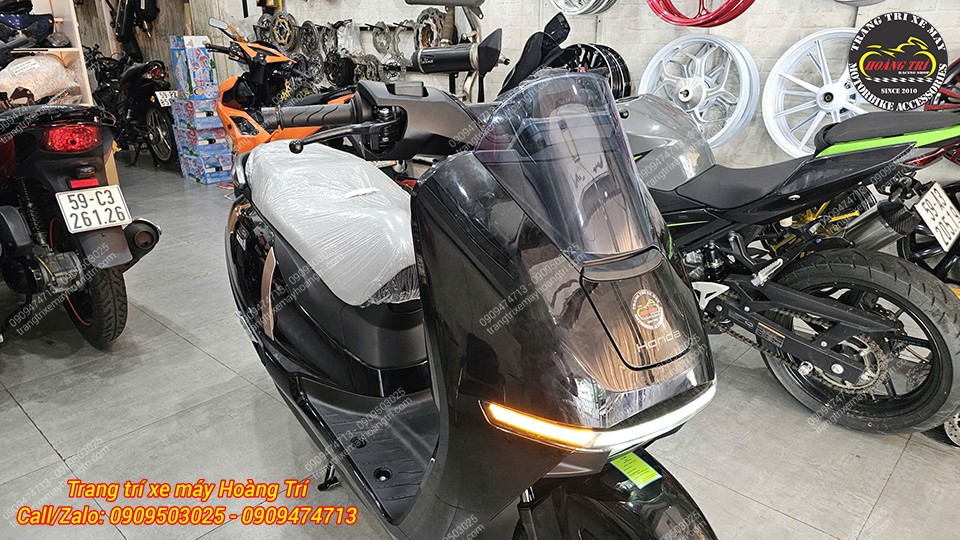 Honda UC3 trang bị còi báo xi nhan tăng an toàn, hỗ trợ người lái dễ nhận biết trạng thái xi nhan