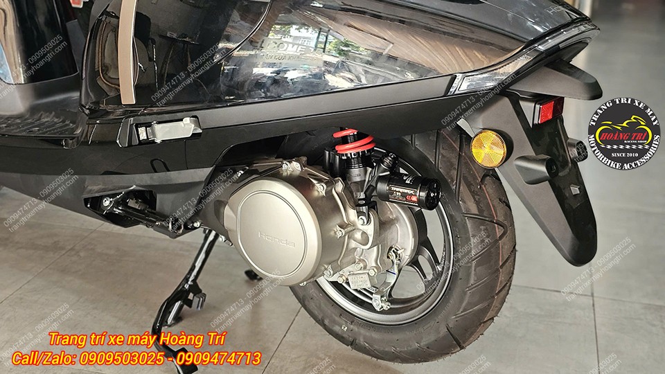Phuộc RCB Tarmax hoàn thiện trên Honda UC3 cần khoét nhẹ dè sau để không đụng núm tăng chính khi chở nặng