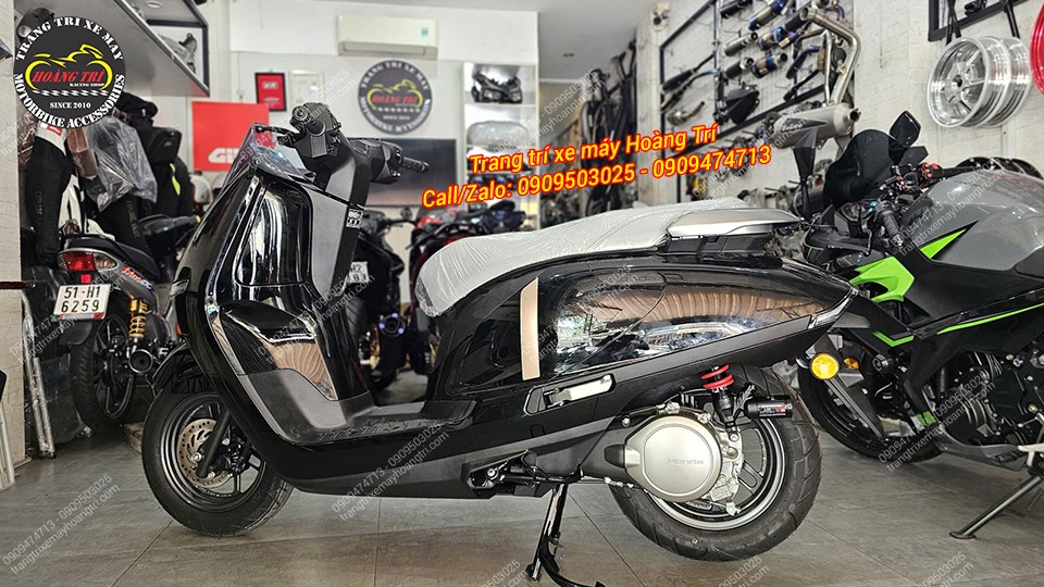 Tổng thể Honda UC3 sau nâng cấp phuộc RCB Tarmax tạo điểm nhấn nổi bật và tăng trải nghiệm lái êm ái