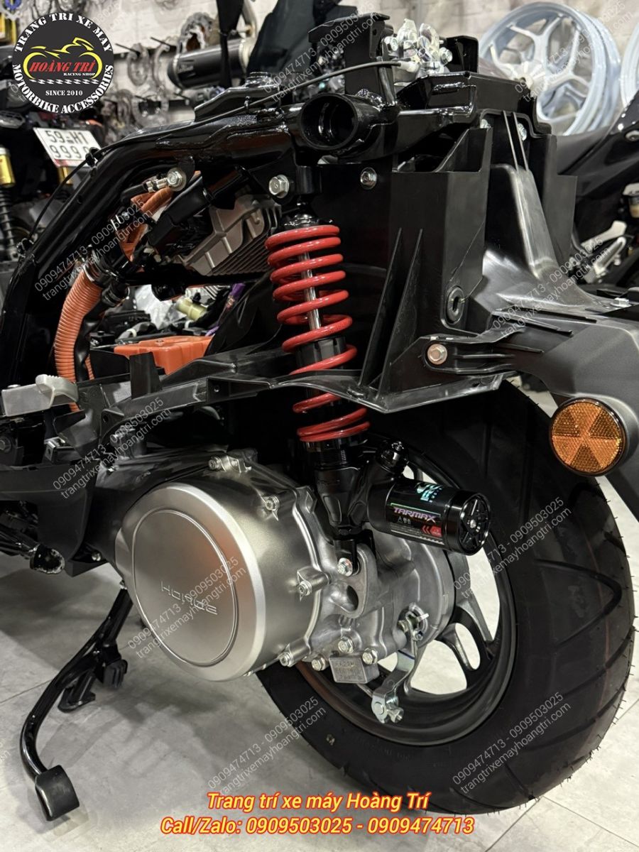 Lắp đặt phuộc sau RCB Tarmax trên xe máy điện Honda UC3, đảm bảo vận hành ổn định