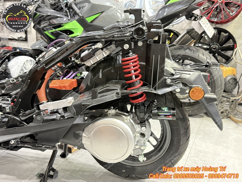 Góc cận cảnh chi tiết phuộc RCB Tarmax lắp gọn gàng, hài hòa với hệ thống treo Honda UC3