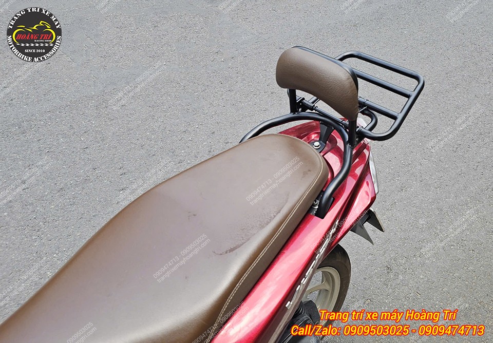 Cận cảnh baga sau kèm tựa lưng Vision kiểu Vespa mang lại cảm giác ngồi êm ái
