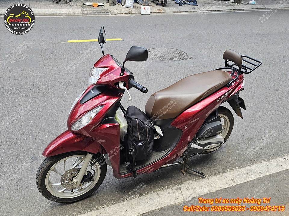Bộ baga sau kiểu Vespa kết hợp tựa lưng giúp Vision tăng tiện ích đáng kể cho xe