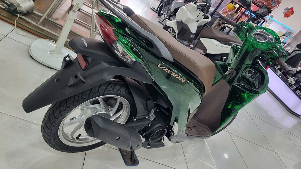 Góc nhìn phía sau Honda Vision nổi bật với bộ dàn áo trong suốt màu xanh Vetro độc đáo