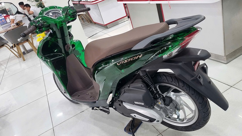 Honda Vision khoác diện mạo mới lạ cùng dàn áo nhựa trong suốt cao cấp