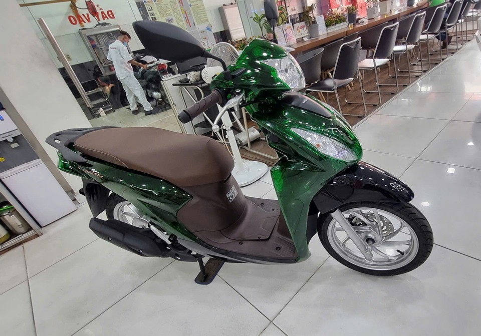 Tổng thể Honda Vision xanh ngọc trong suốt tạo hiệu ứng bắt mắt và khác biệt
