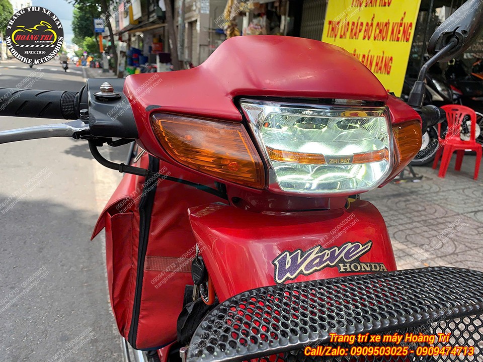 Góc cận đầu xe Wave nhỏ làm nổi bật với dãy LED màu cam ở giữa trên cụm đèn ZHI.PAT
