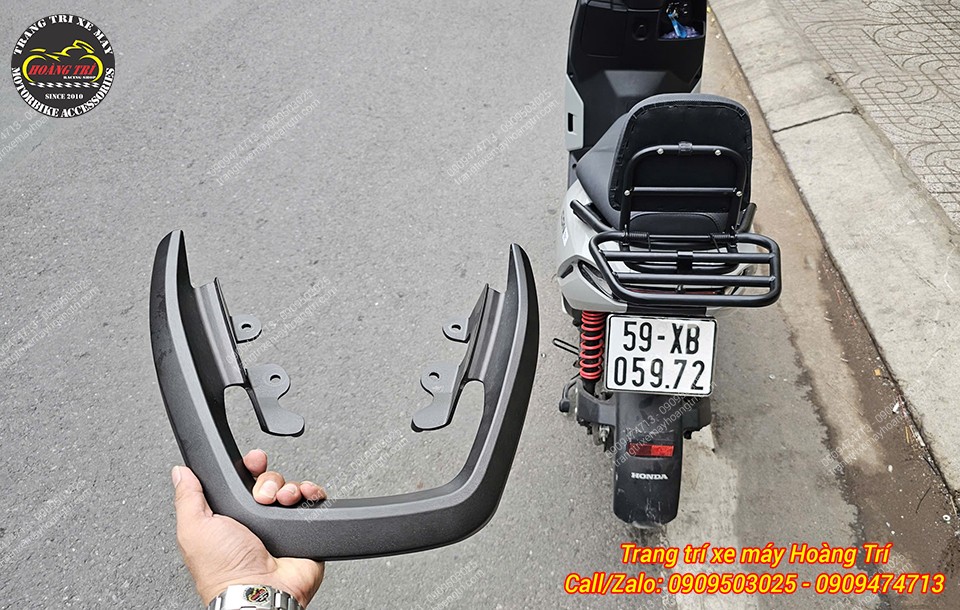 Trên tay cản sau zin của Honda ICON E sau khi thay thế baga sau khá tiện ích