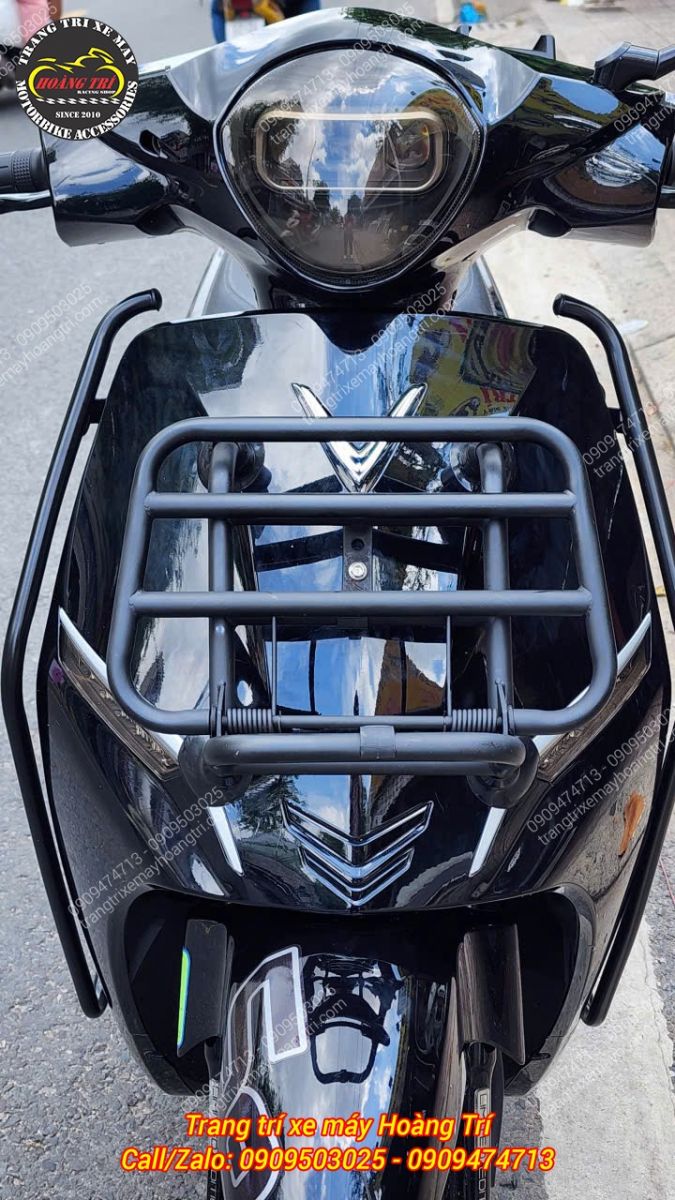 Cận cảnh thiết kế baga trước phong cách Vespa hài hòa với phần đầu xe