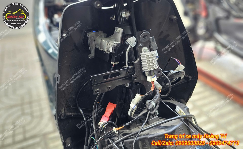 Quá trình lắp đặt khóa Smartkey Honda cho xe điện VinFast Feliz gọn gàng