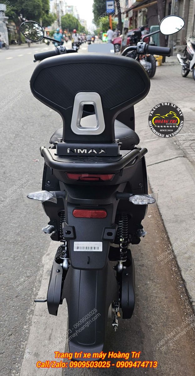 Góc view phía sau với tựa lưng NMAX nổi bật, tăng tiện ích cho người ngồi sau
