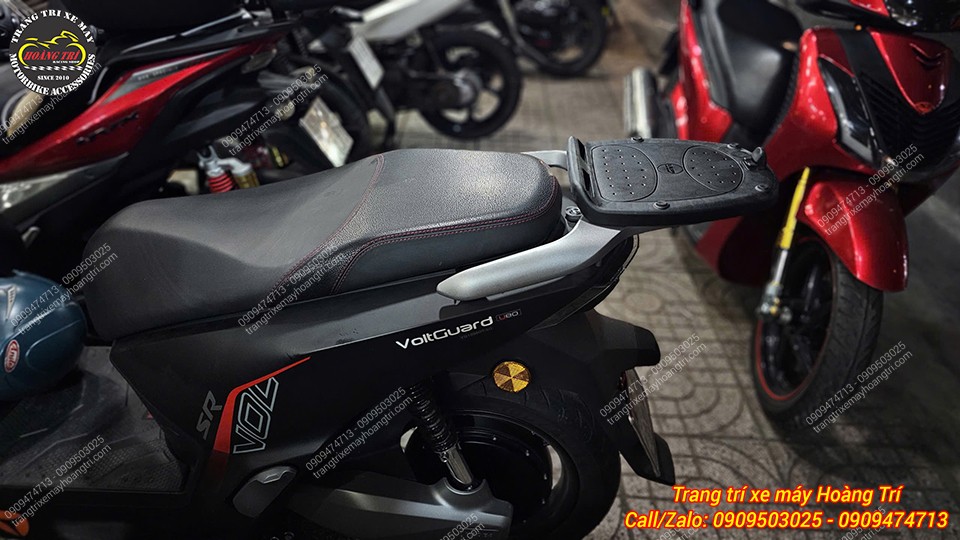 Đế gắn thùng sau được lắp đặt chắc chắn trên Yadea Voltguard chuẩn bị gắn thùng