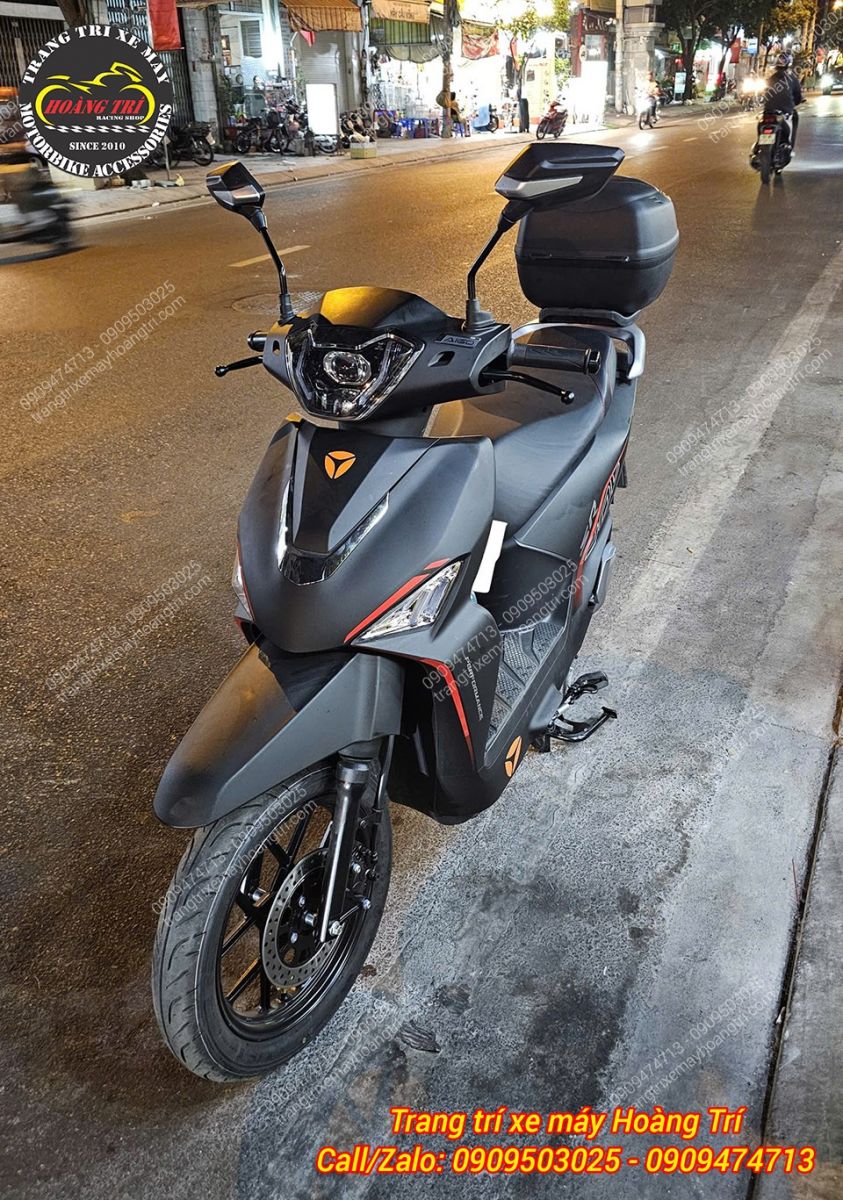 Tổng thể xe trở nên gọn gàng và thực dụng hơn với thùng Givi E260NX