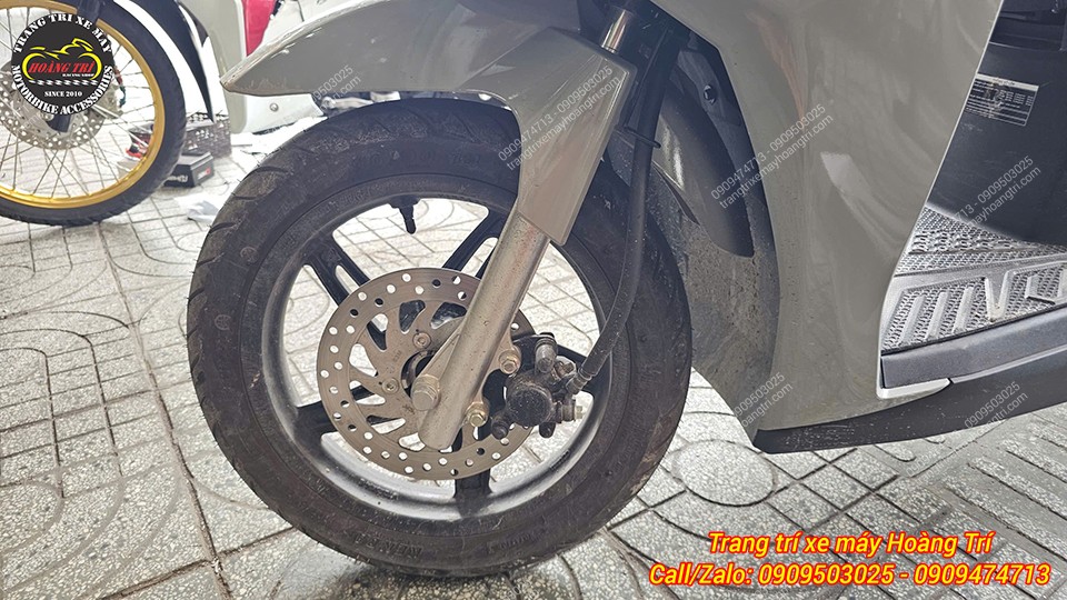 Hình ảnh bánh trước VinFast Viper nguyên bản trước khi nâng cấp hệ thống phanh ABS