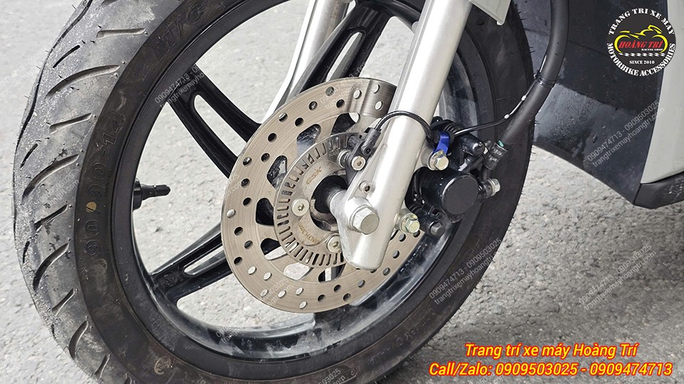 Cảm biến ABS và đĩa xung được lắp đặt hoàn thiện tại bánh trước