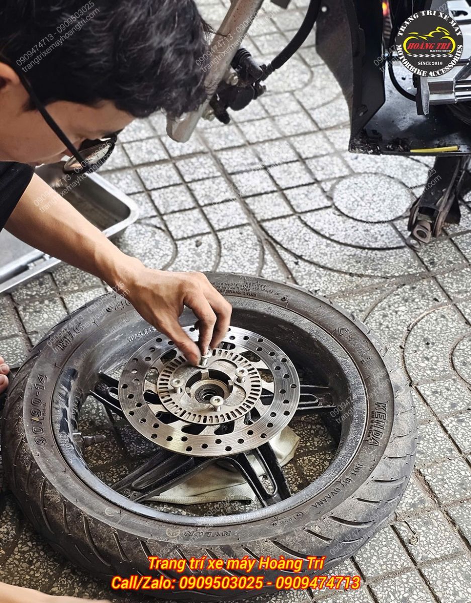 Kỹ thuật căn chỉnh vị trí đĩa xung ABS trên mâm trước xe
