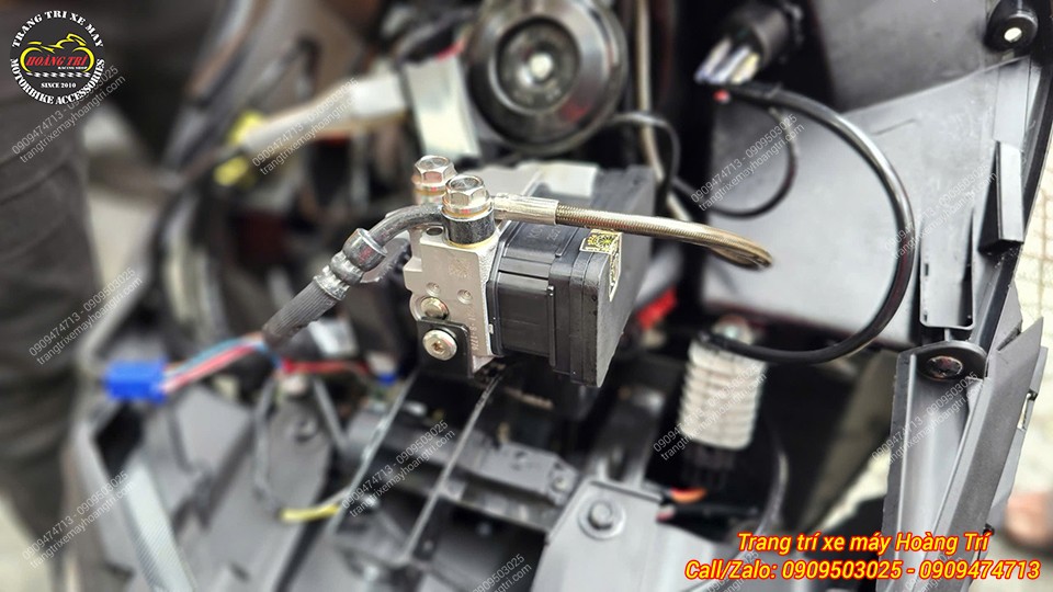 Mô đun ABS được bố trí gọn gàng phía sau mặt nạ của VinFast Viper