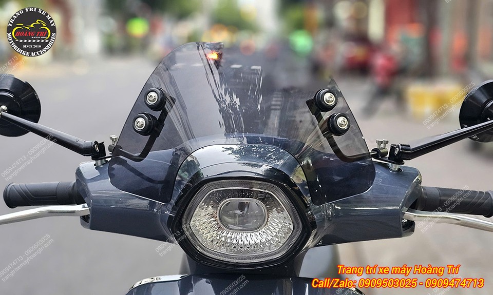 Cận cảnh kính chắn gió Yadea Osta thiết kế ngắn, trang trí xe Yadea hiệu quả