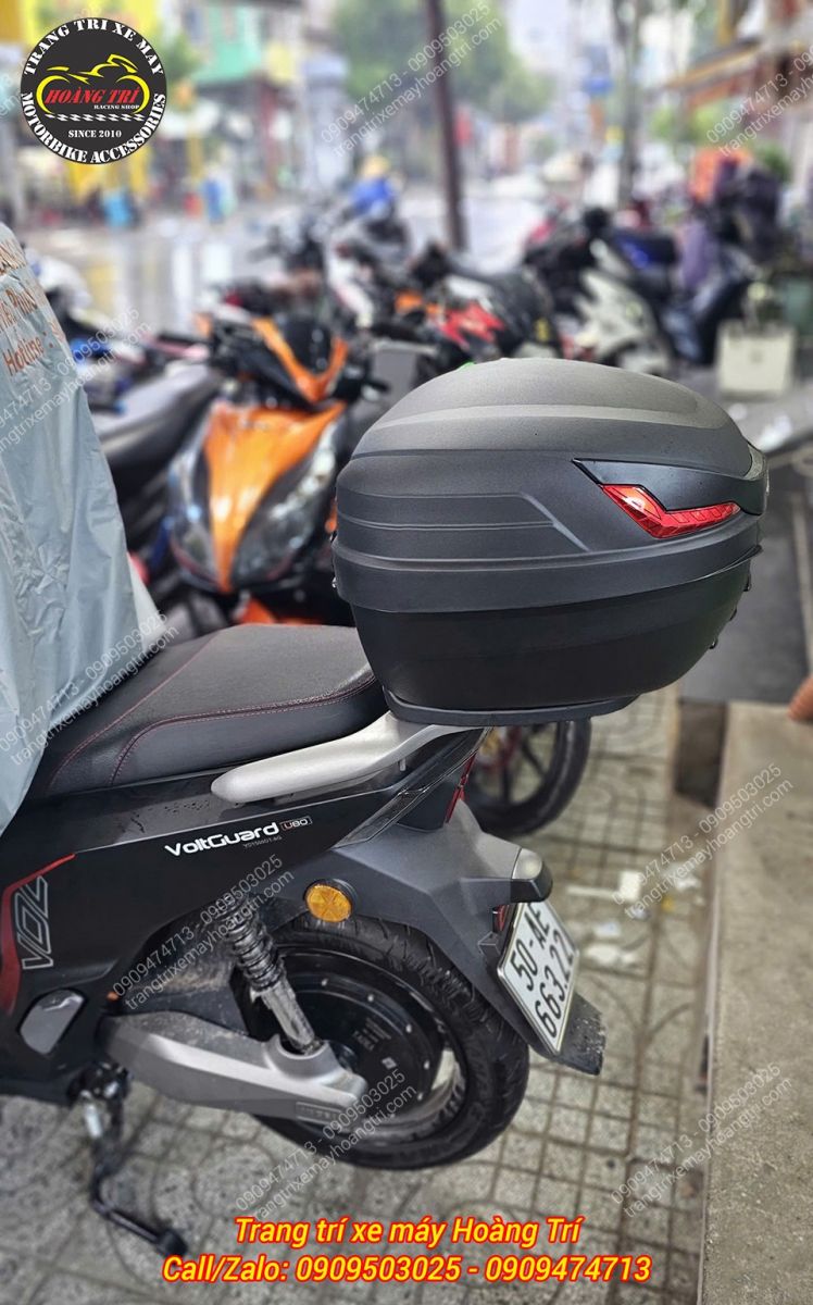 Góc nghiêng cho thấy thùng Givi hài hòa với phần đuôi xe Voltguard