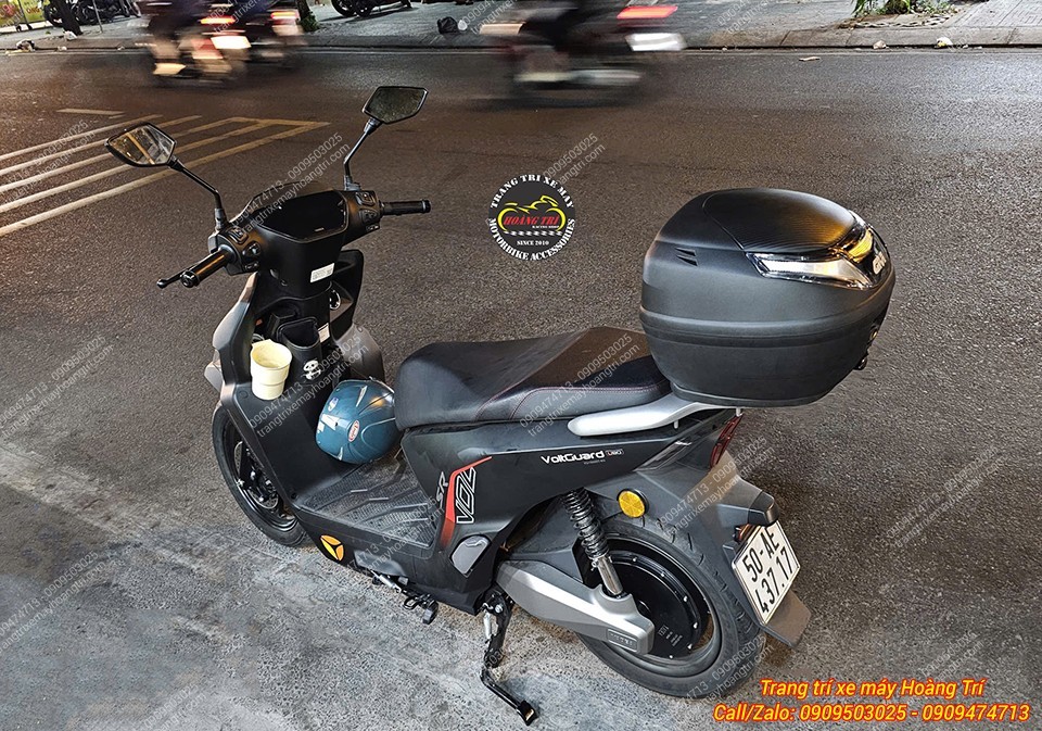 Thùng Givi chính hãng đã được lắp đặt hoàn thiện tạo kiểu dáng thể thao