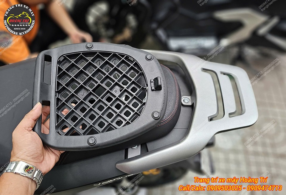 Mặt đế Givi Monolock chuẩn hãng giúp tháo lắp thùng nhanh chóng, tiện lợi
