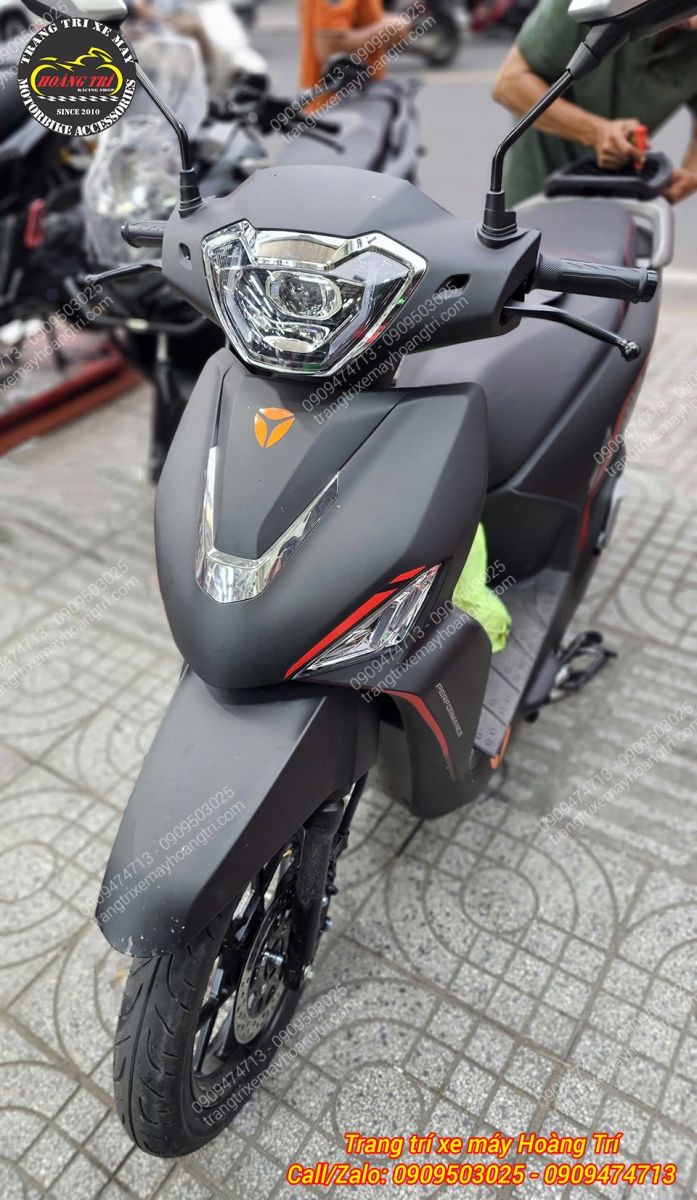 Nhân viên đang lắp đặt đế Givi cho xe Yadea Voltguard ở phía sau