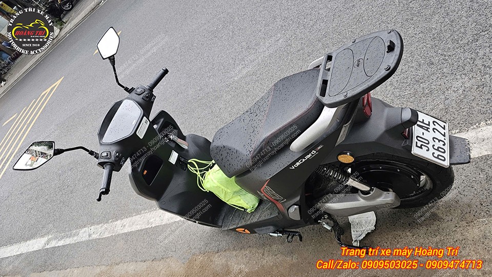 Đế thùng đã được lắp đặt hoàn thiện trên cản zin của xe Yadea Voltguard