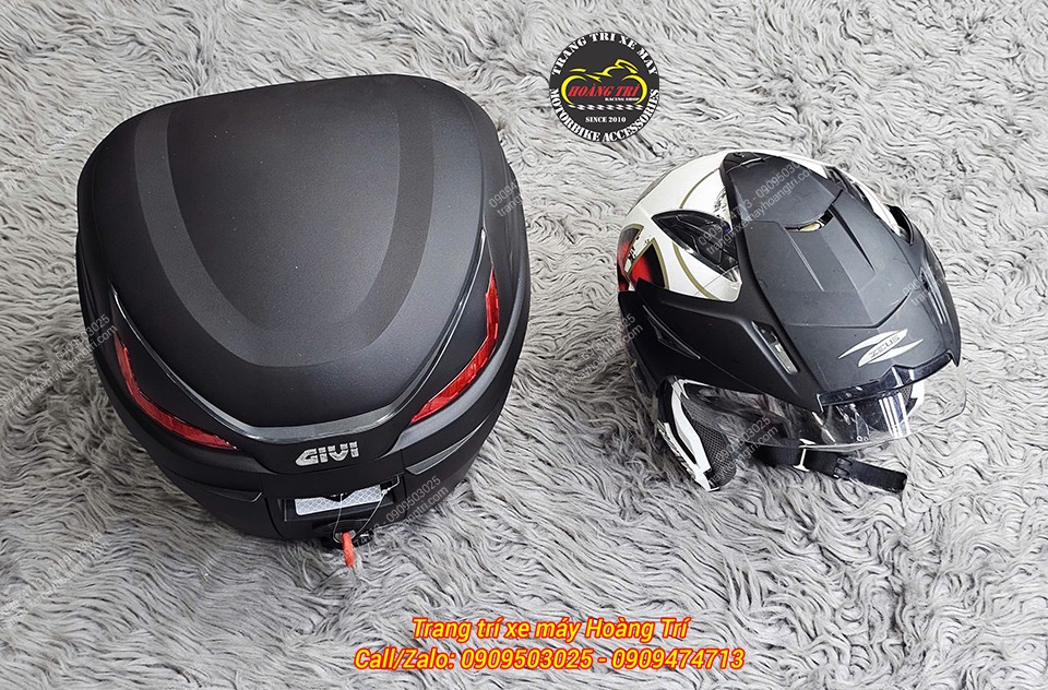 Thùng Givi chính hãng đặt cạnh nón bảo hiểm cho thấy dung tích sử dụng