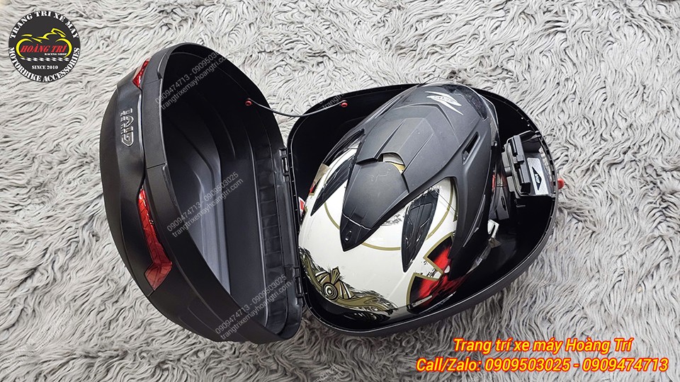Khoang chứa rộng rãi của thùng Givi dễ dàng đựng vừa nón bảo hiểm fullface