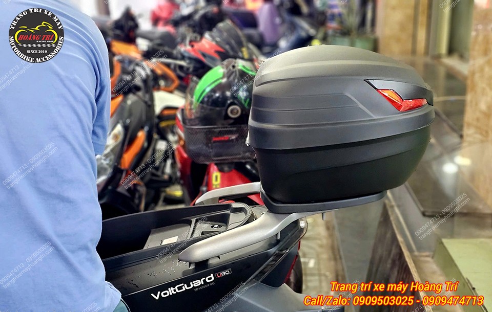 Thùng Givi B27NX chính hãng lắp chắc chắn phía sau Yadea Voltguard phục vụ tiện ích