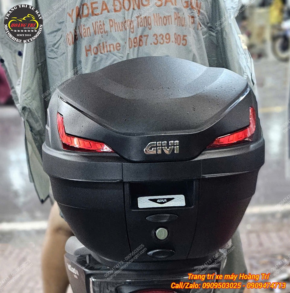 Phía sau thùng Givi B27NX nổi bật với thiết kế đèn phản quang thể thao