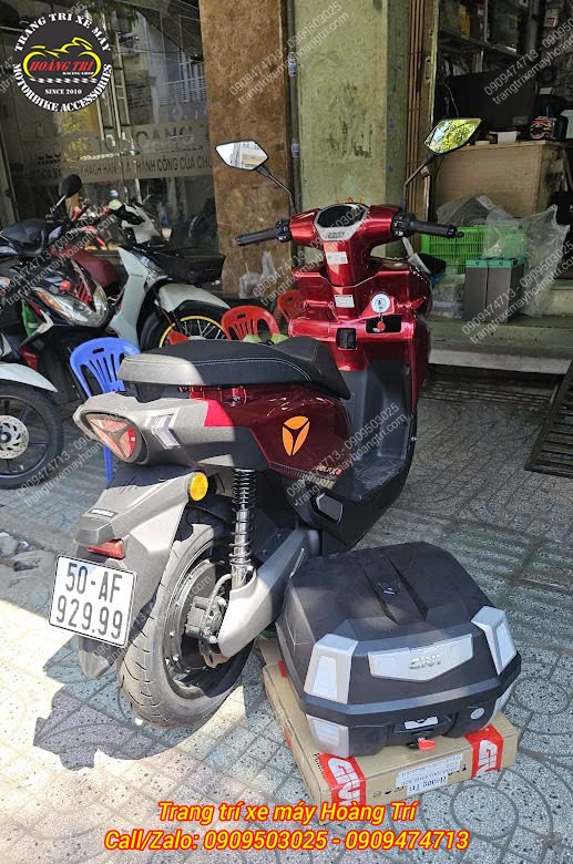 Thêm chiếc Velax U màu đỏ nâng cấp combo baga sau và thùng Givi chính hảng