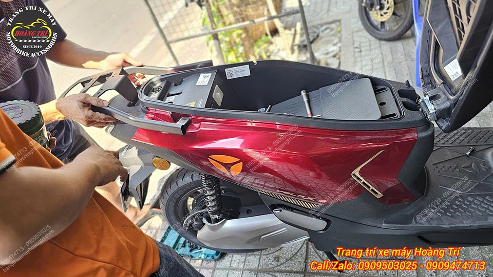 Kỹ thuật viên hoàn thiện các bước cuối cùng trước khi gắn thùng sau