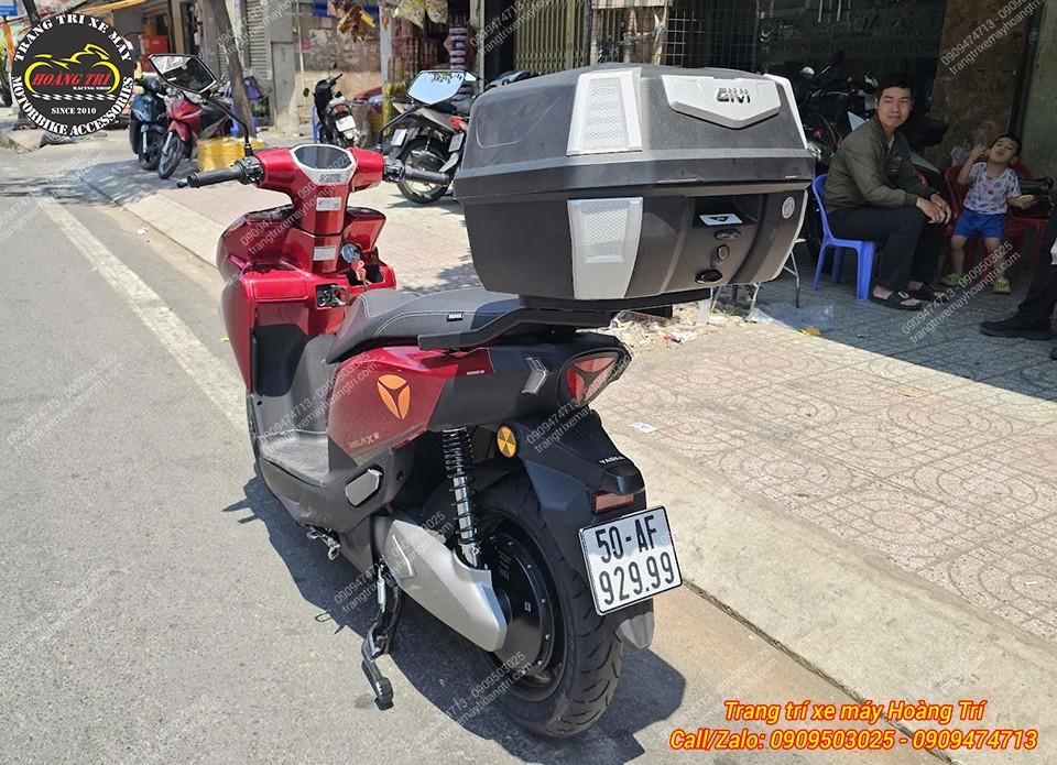 Góc chụp nghiêng làm nổi bật sự gọn gàng của bộ phụ kiện Givi