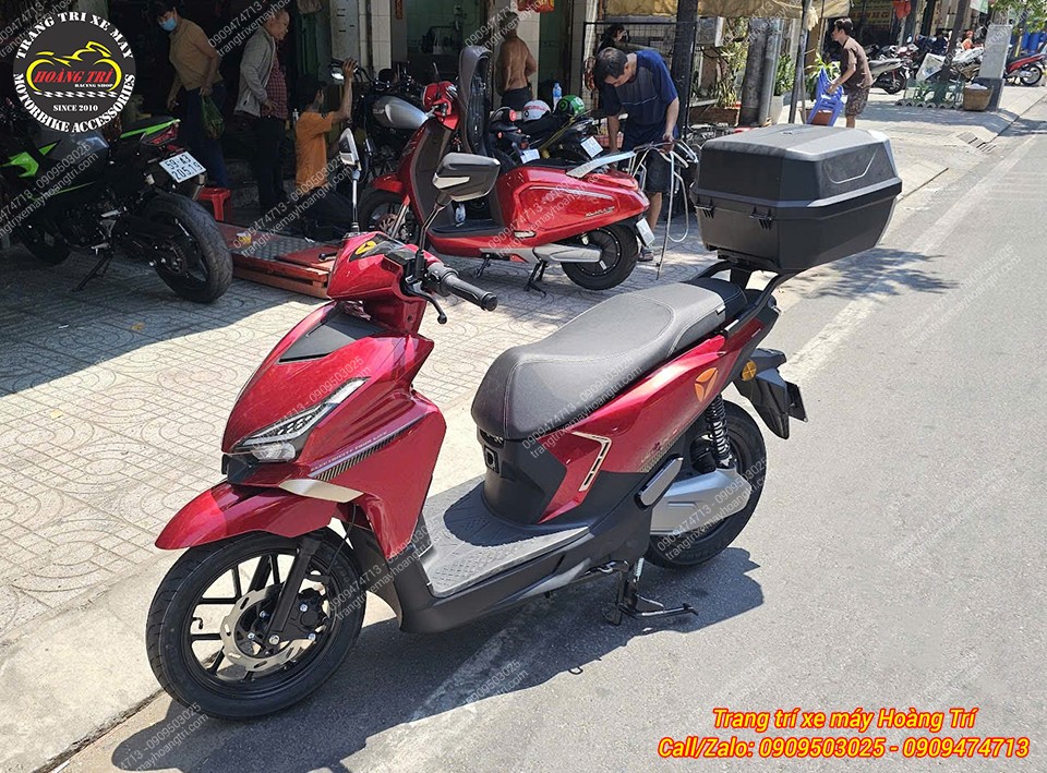 Tổng thể xe vẫn cân đối dù được trang bị thùng chứa dung tích lớn