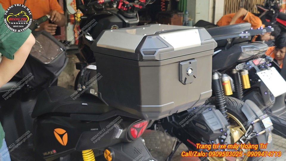 Bộ thùng Givi lắp trên Yadea Velax U tạo vẻ ngoài cứng cáp và hiện đại