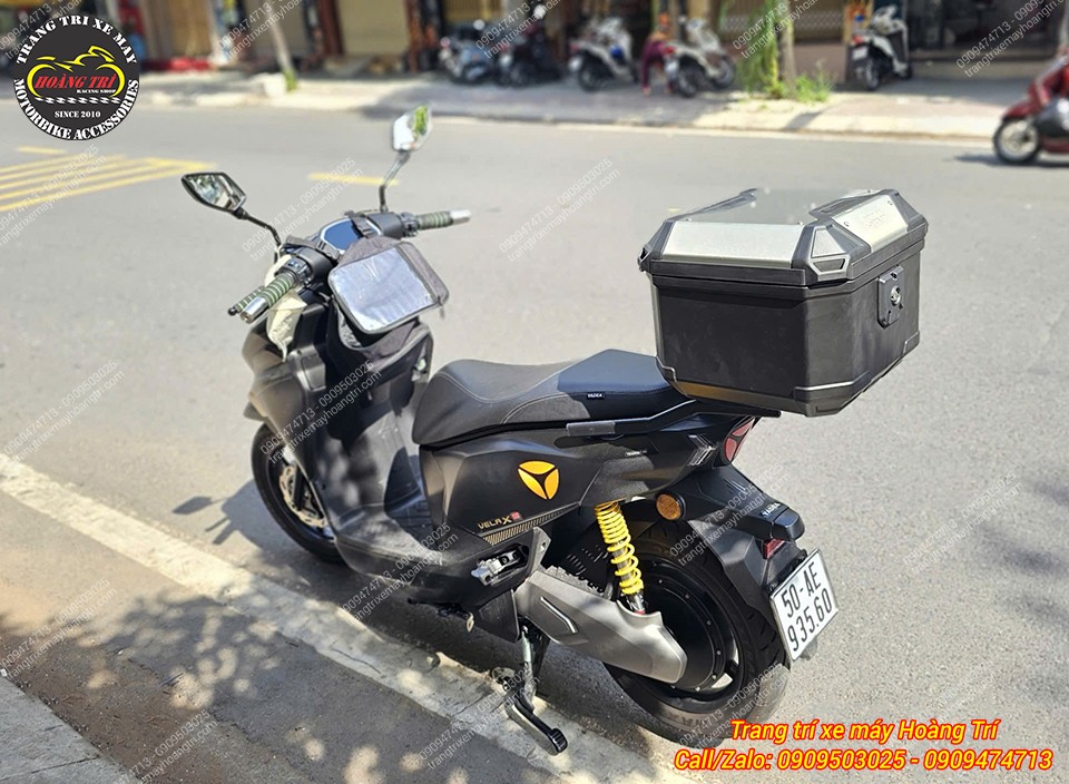 Tổng thể Yadea Velax U trở nên tiện dụng hơn với bộ thùng sau Givi