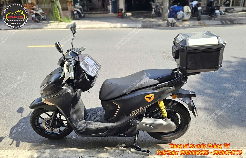 Xe đi làm, xe đi chơi đều thuận tiện hơn khi lắp thêm combo thùng sau Givi Velax U