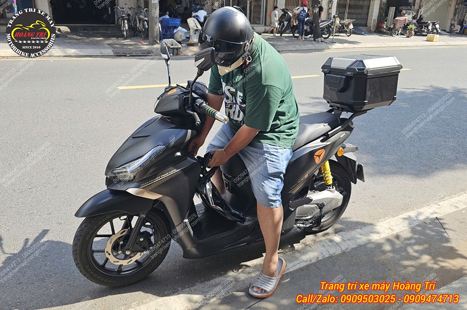 Có thêm tựa lưng dành cho người ngồi sau cực thoải mái khi trang bị thùng B42N