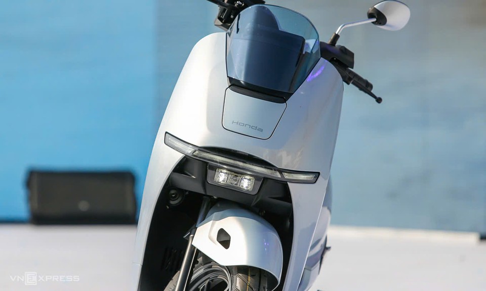 Cận cảnh đầu xe Honda UC3 2026 nổi bật với cụm đèn LED hiện đại và thiết kế tinh gọn