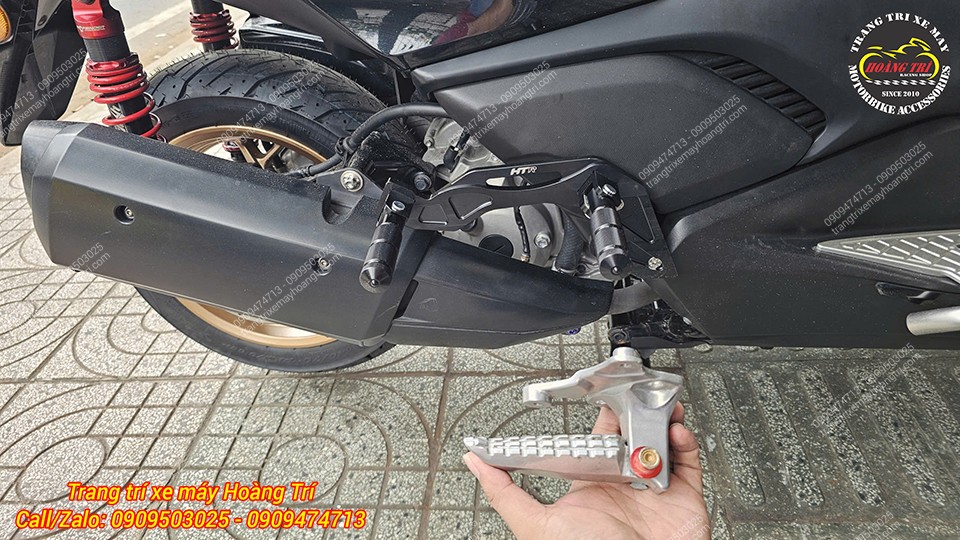 Trên tay gác chân zin của xe và thay vào đó là gác chân phụ HTR dành cho XMAX 300